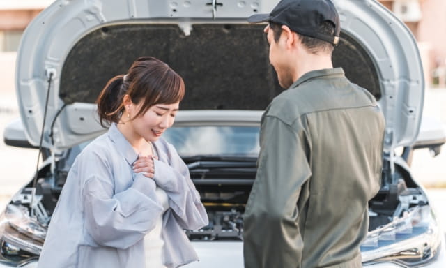 整備士から説明を受けて安心する女性